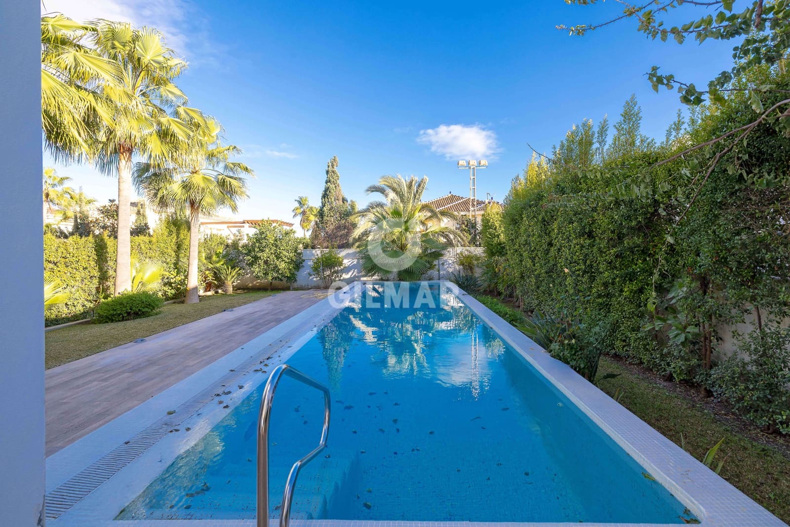 5 bedroom Villa for sale in Marbesa with pool garage - € 2,325,000 (Ref: 9503499)