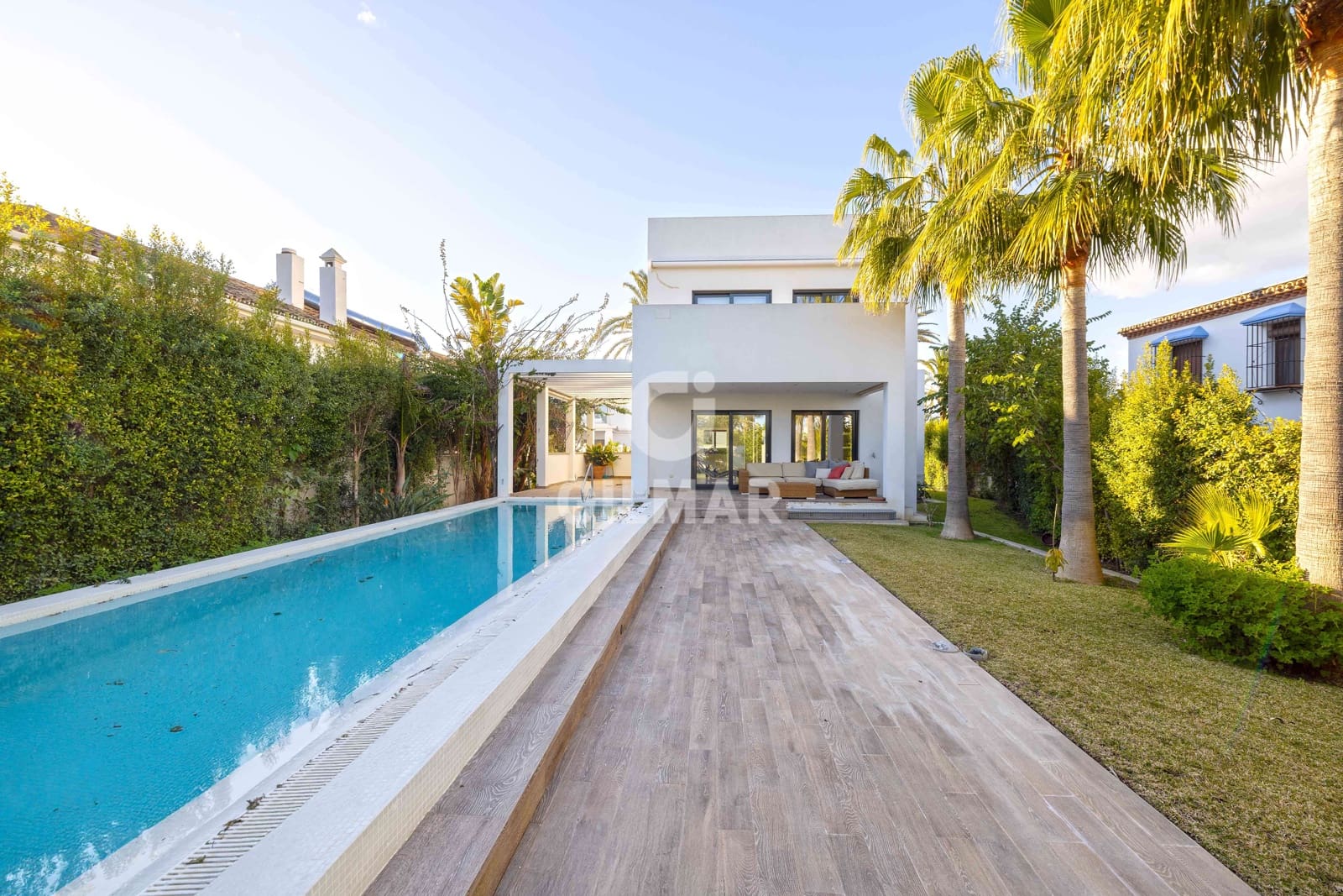 5 bedroom Villa for sale in Marbesa with pool garage - € 2,325,000 (Ref: 9503499)