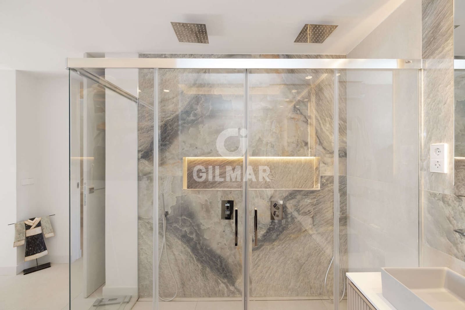 3 makuuhuone Asunto myytävänä paikassa New Golden Mile mukana uima-altaan 
autotalli - 1 100 000 € (Ref: 9509410)