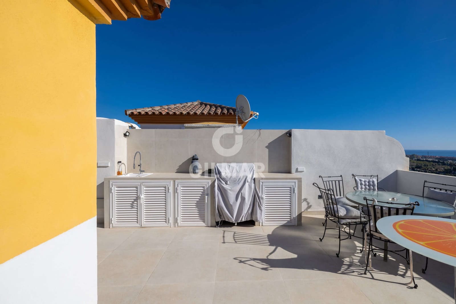 3 makuuhuone Asunto myytävänä paikassa New Golden Mile mukana uima-altaan 
autotalli - 1 100 000 € (Ref: 9509410)