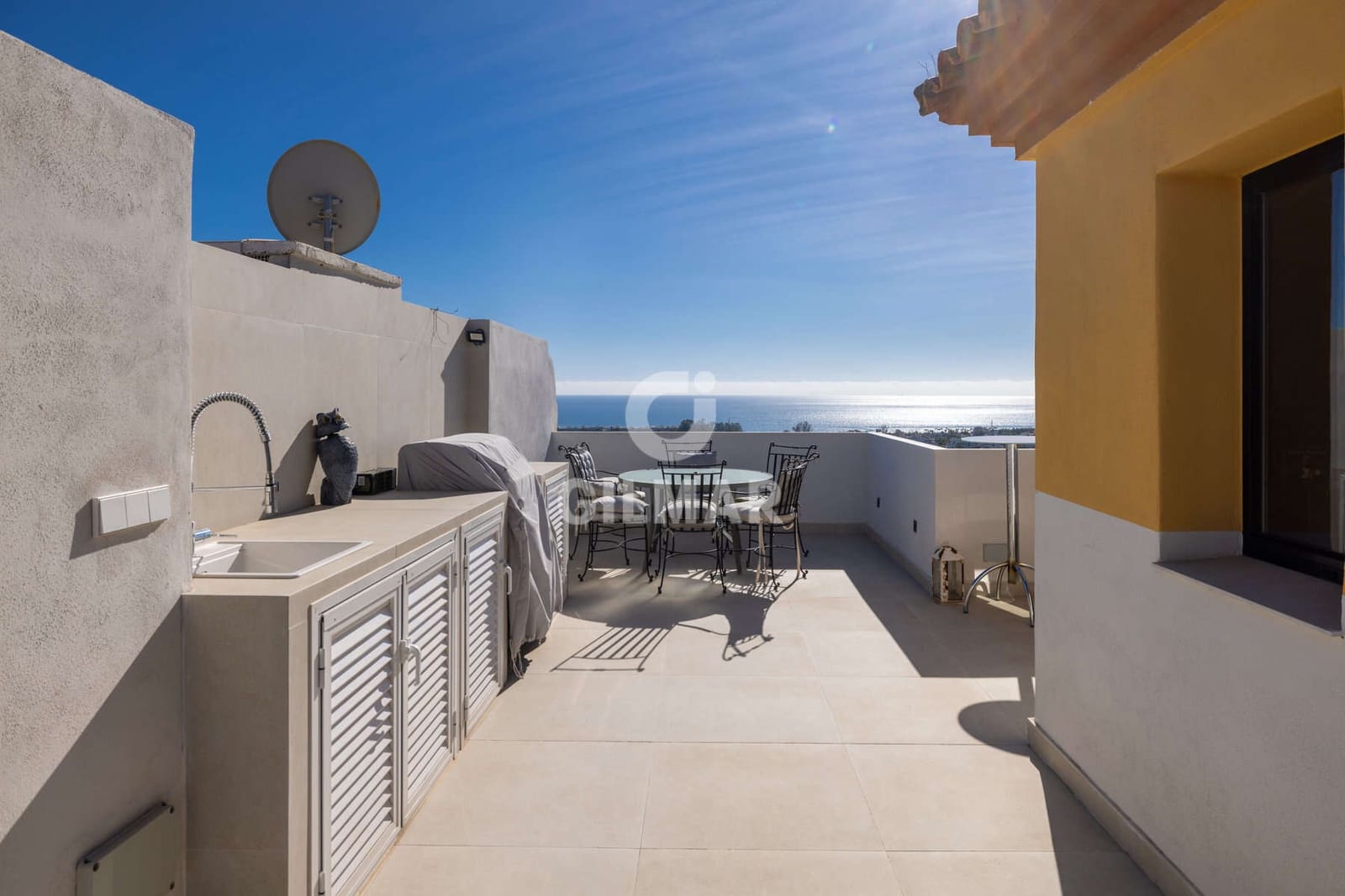 3 makuuhuone Asunto myytävänä paikassa New Golden Mile mukana uima-altaan 
autotalli - 1 100 000 € (Ref: 9509410)