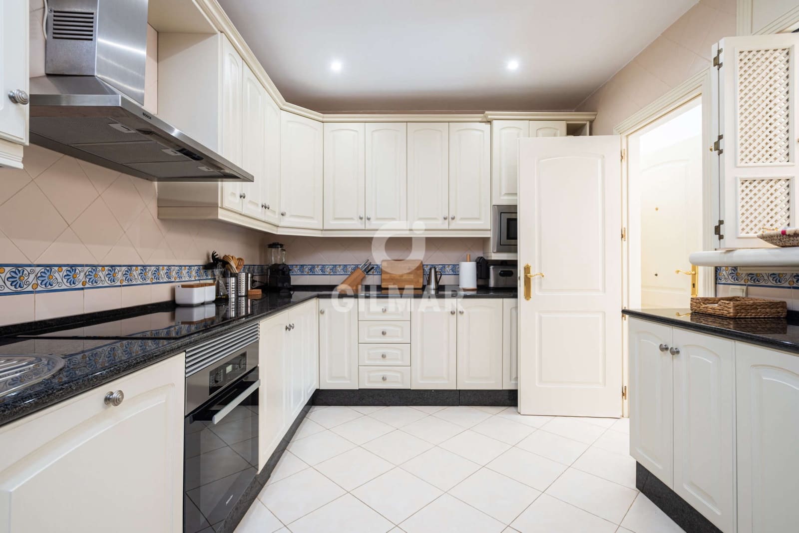 3 bedroom Flat for sale in Elviria with pool garage - € 575,000 (Ref: 9532330)