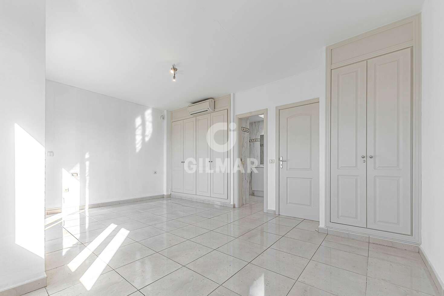 Adosado de 3 habitaciones en Playa del Duque en venta con piscina garaje - 940.000 € (Ref: 9532512)