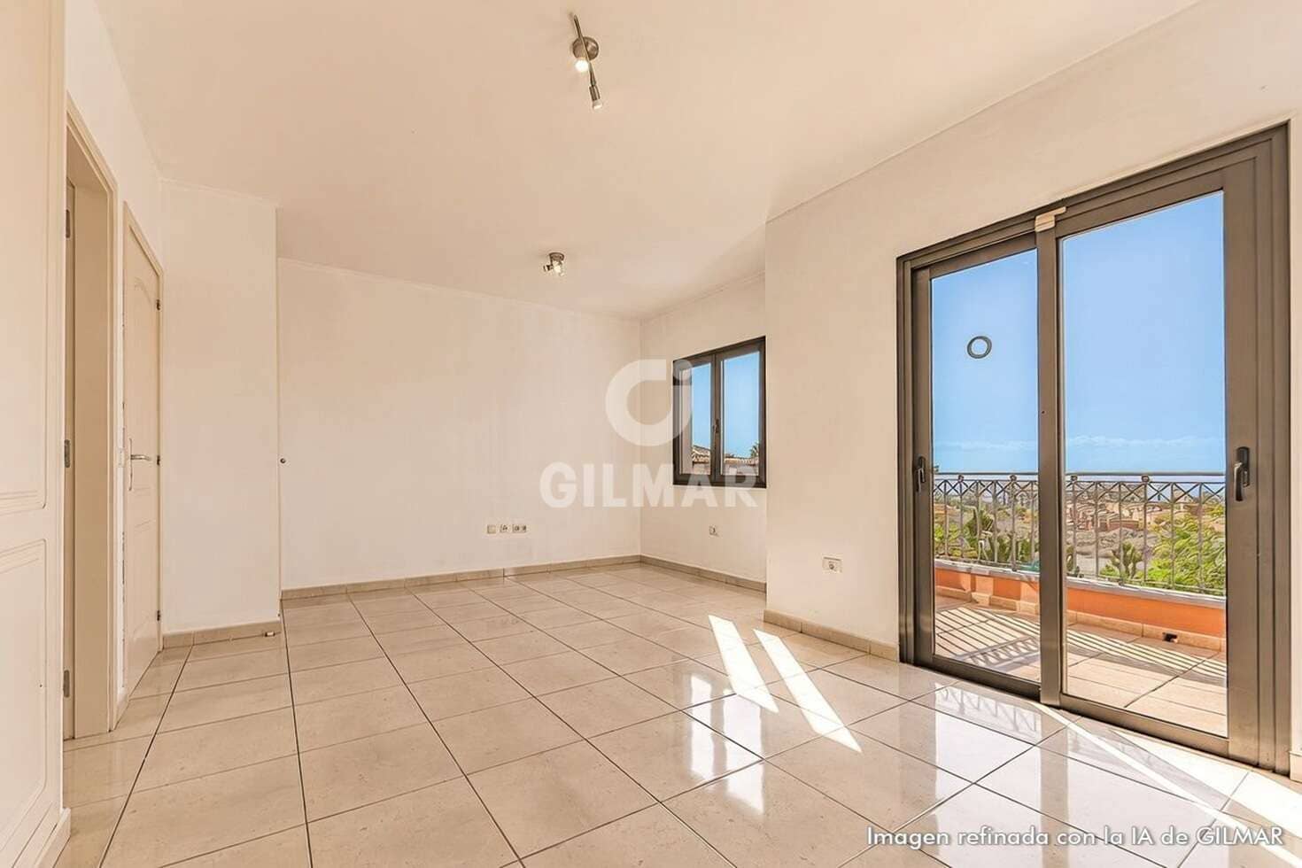Adosado de 3 habitaciones en Playa del Duque en venta con piscina garaje - 940.000 € (Ref: 9532512)