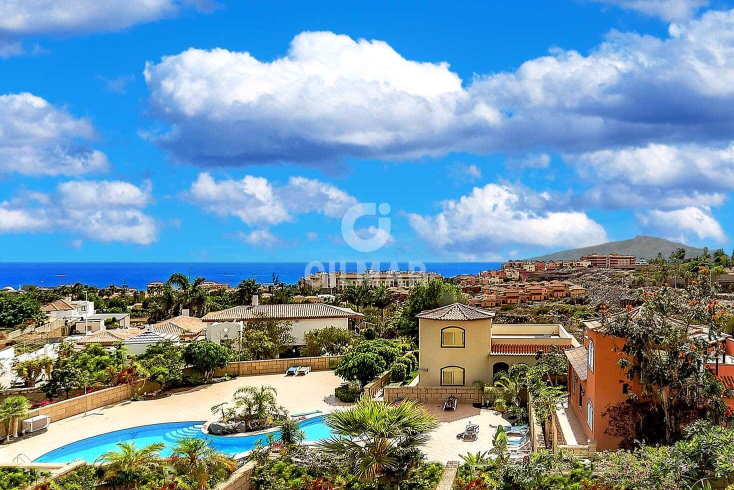 Adosado de 3 habitaciones en Playa del Duque en venta con piscina garaje - 940.000 € (Ref: 9532512)