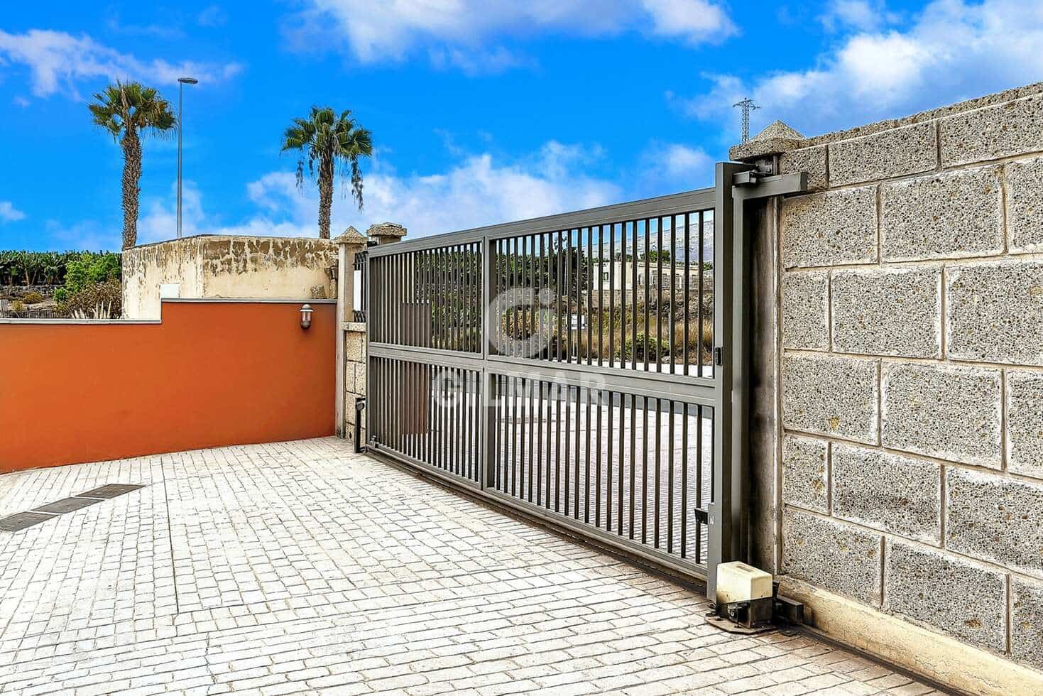 Adosado de 3 habitaciones en Playa del Duque en venta con piscina garaje - 940.000 € (Ref: 9532512)