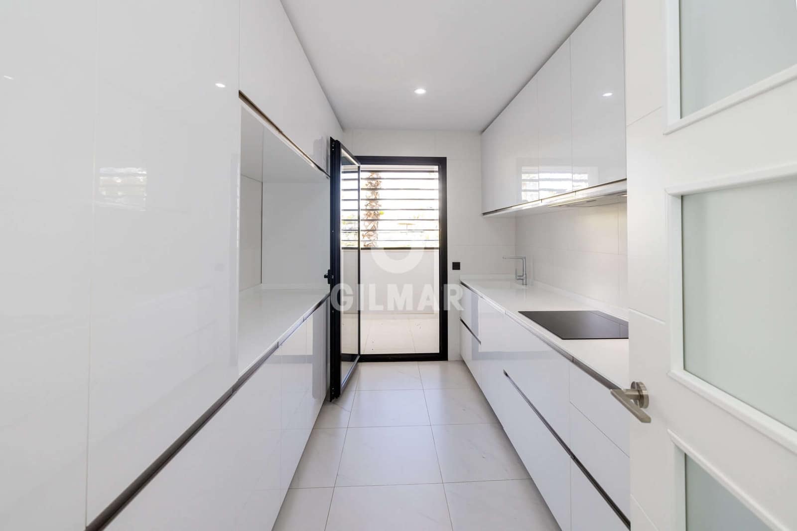 2 bedroom Flat for sale in Estepona with pool garage - € 570,000 (Ref: 9547147)