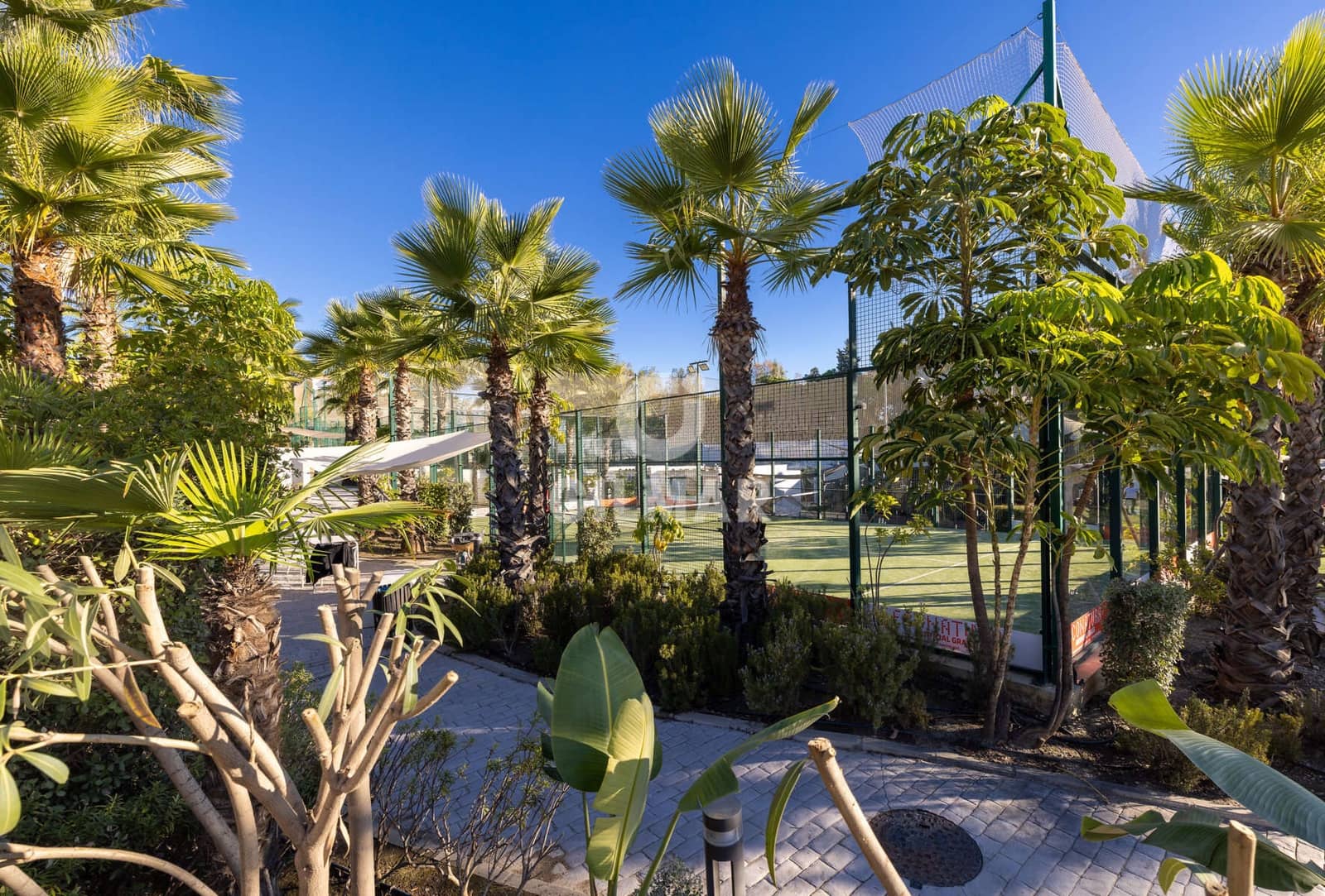 2 bedroom Flat for sale in Estepona with pool garage - € 570,000 (Ref: 9547147)