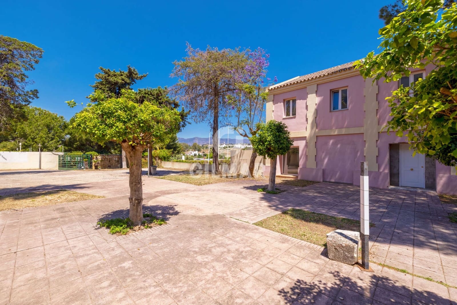 Büro zu verkaufen in Estepona mit Garage - 1.500.000 € (Ref: 9550124)