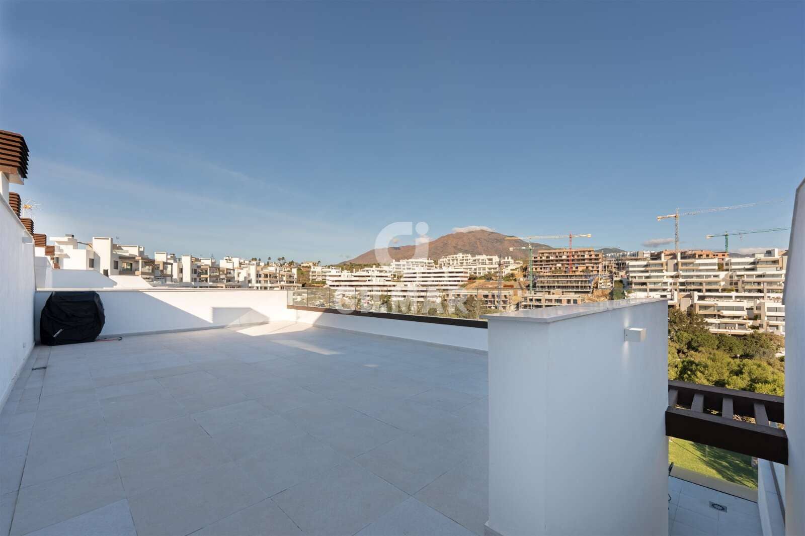 3 makuuhuone Kattohuoneisto myytävänä paikassa Estepona mukana uima-altaan 
autotalli - 975 000 € (Ref: 9583588)