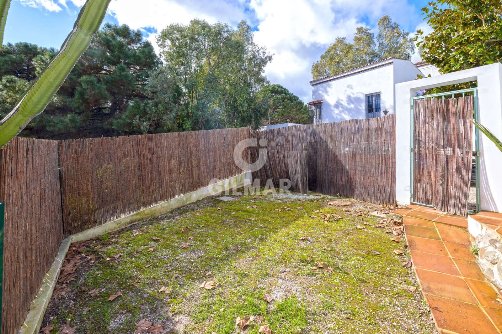 2 sovrum Semi-fristående Villa till salu i Estepona med pool - 375 000 € (Ref: 9592096)