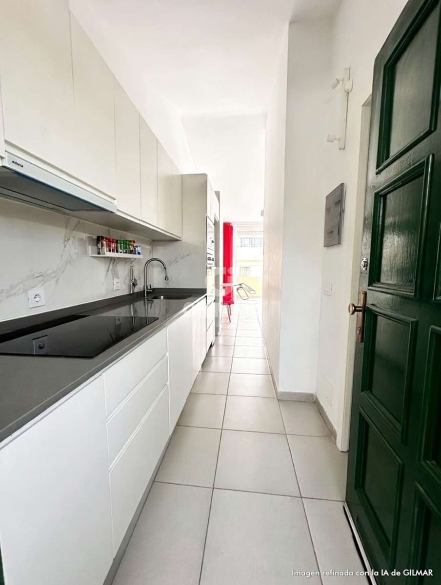 1 bedroom Flat for sale in Playa de las Americas with garage - € 220,000 (Ref: 9603483)