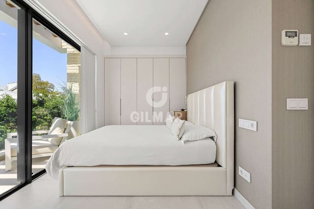 4 quarto Moradia para venda em Nueva Atalaya, Estepona com garagem - 1 825 000 € (Ref: 9614234)