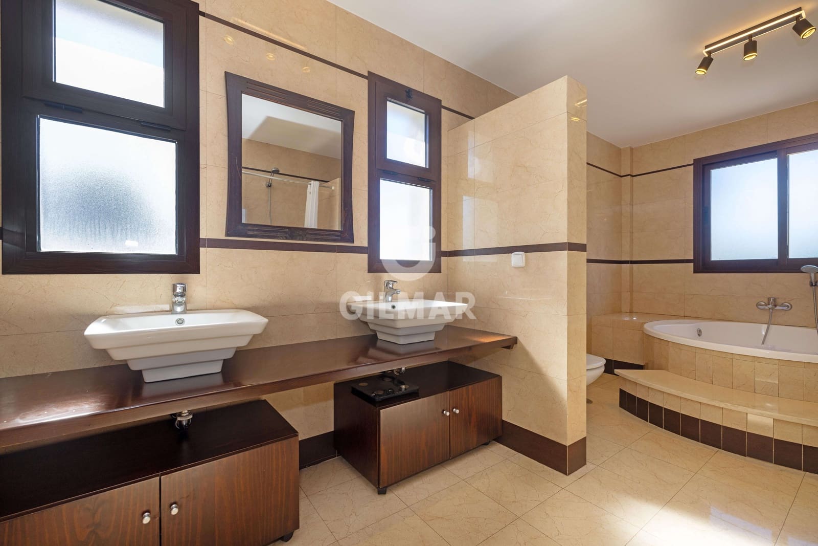 Chalet de 6 habitaciones en Marbella en venta con piscina garaje - 1.975.000 € (Ref: 9627087)