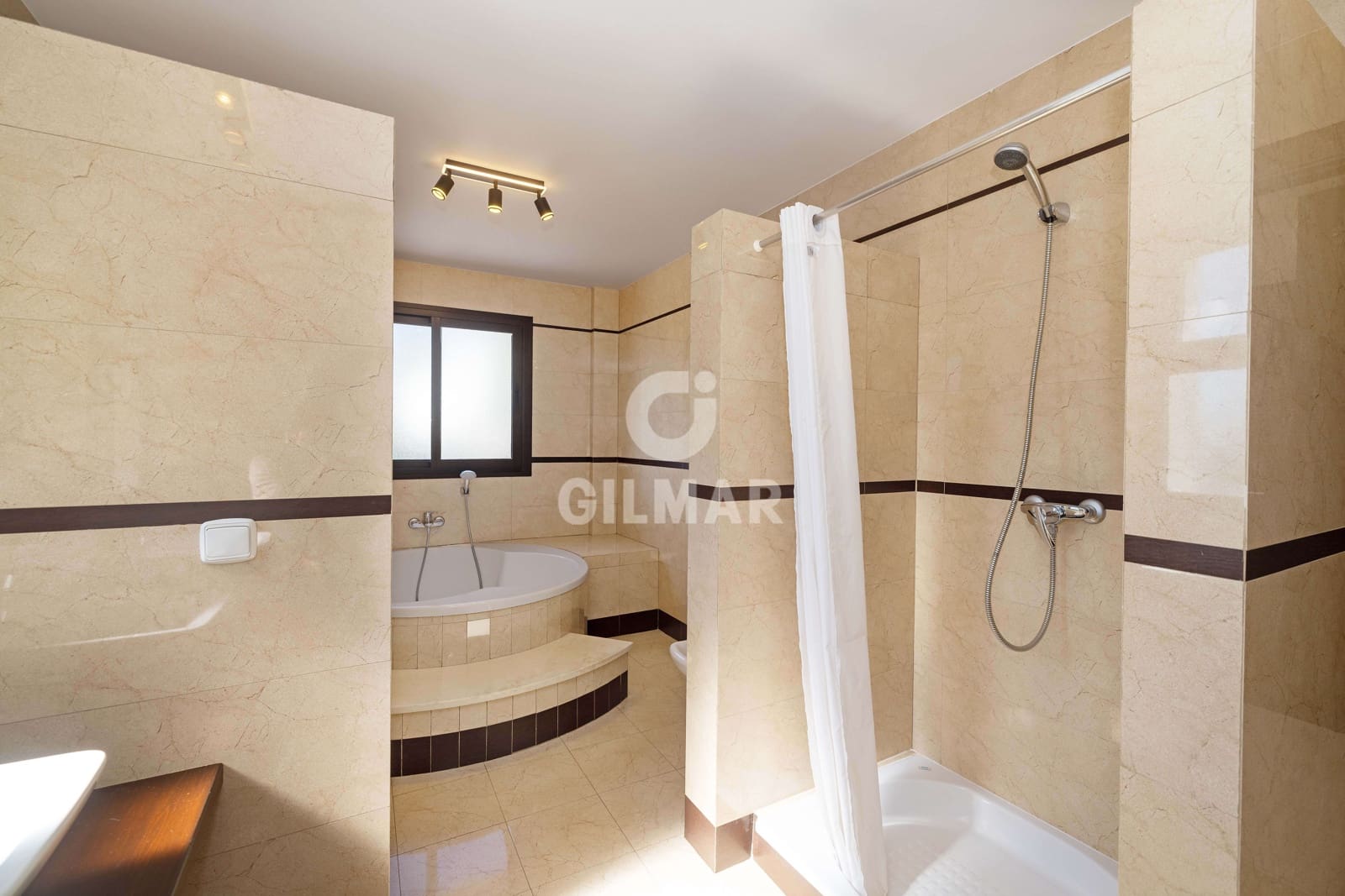 Chalet de 6 habitaciones en Marbella en venta con piscina garaje - 1.975.000 € (Ref: 9627087)