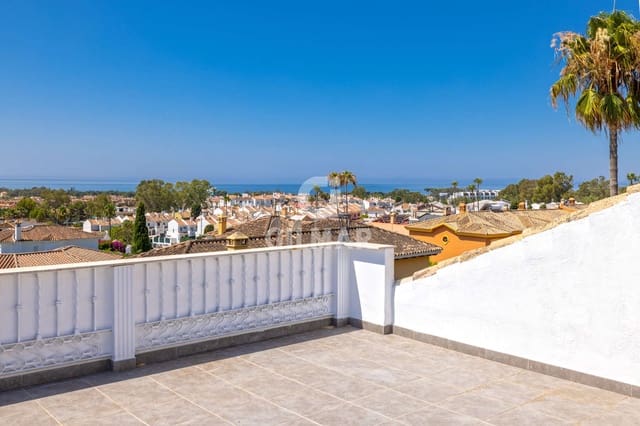 3 chambre Appartement à vendre à Nueva Atalaya, Estepona avec piscine garage - 699 000 € (Ref: 9627089)