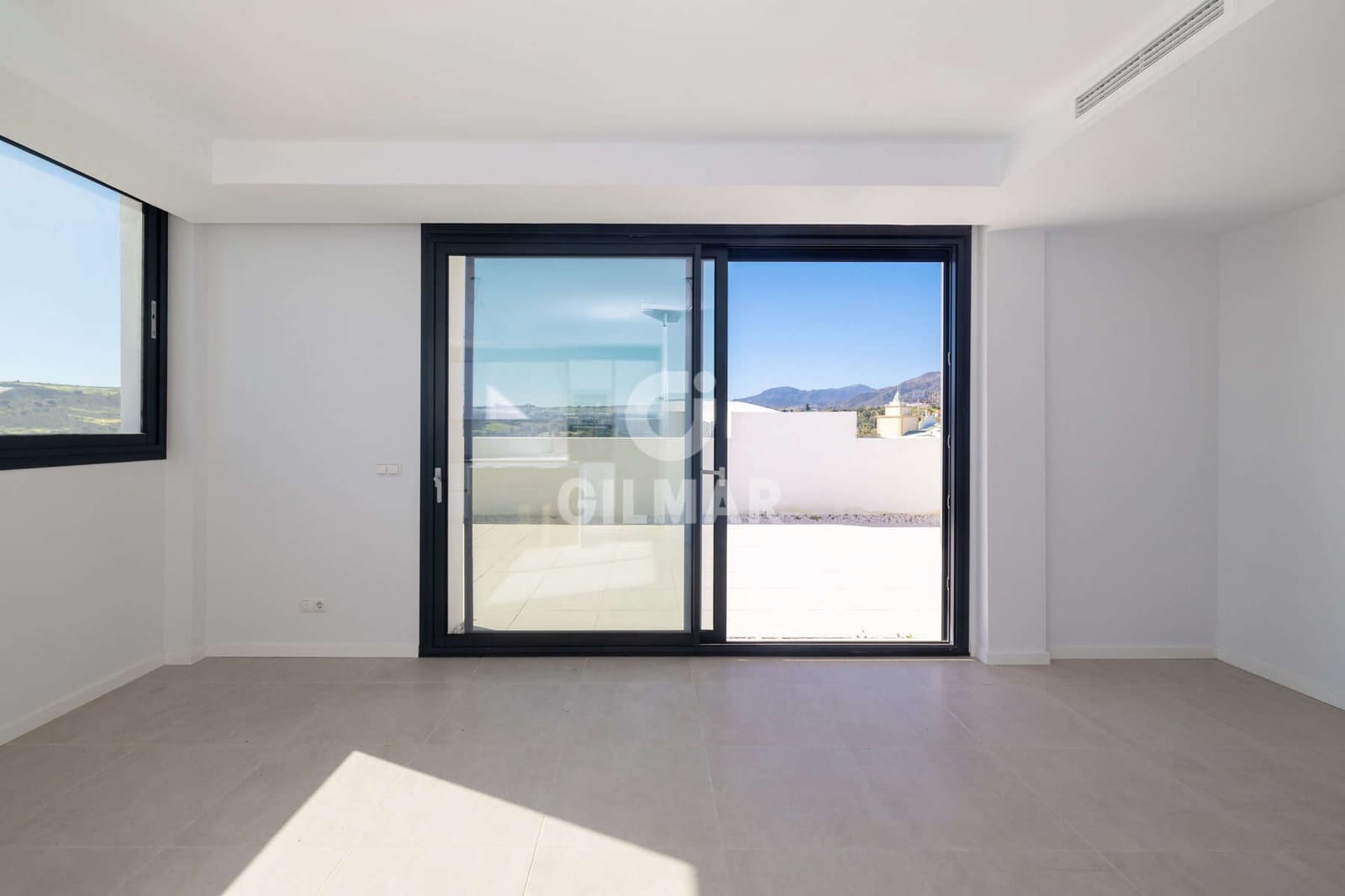 Ático de 2 habitaciones en Estepona en venta con garaje - 575.000 € (Ref: 9628008)