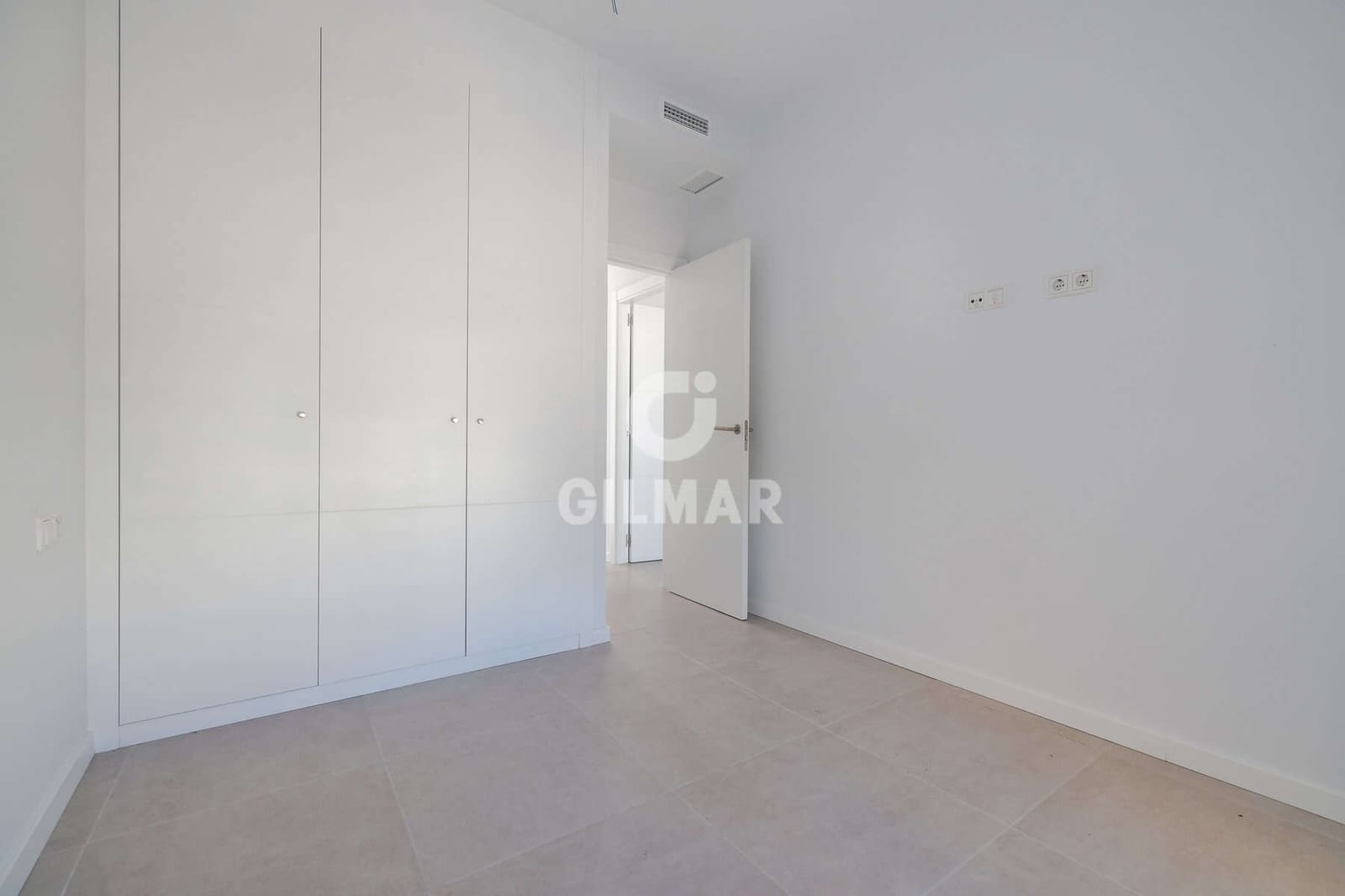 Ático de 2 habitaciones en Estepona en venta con garaje - 575.000 € (Ref: 9628008)