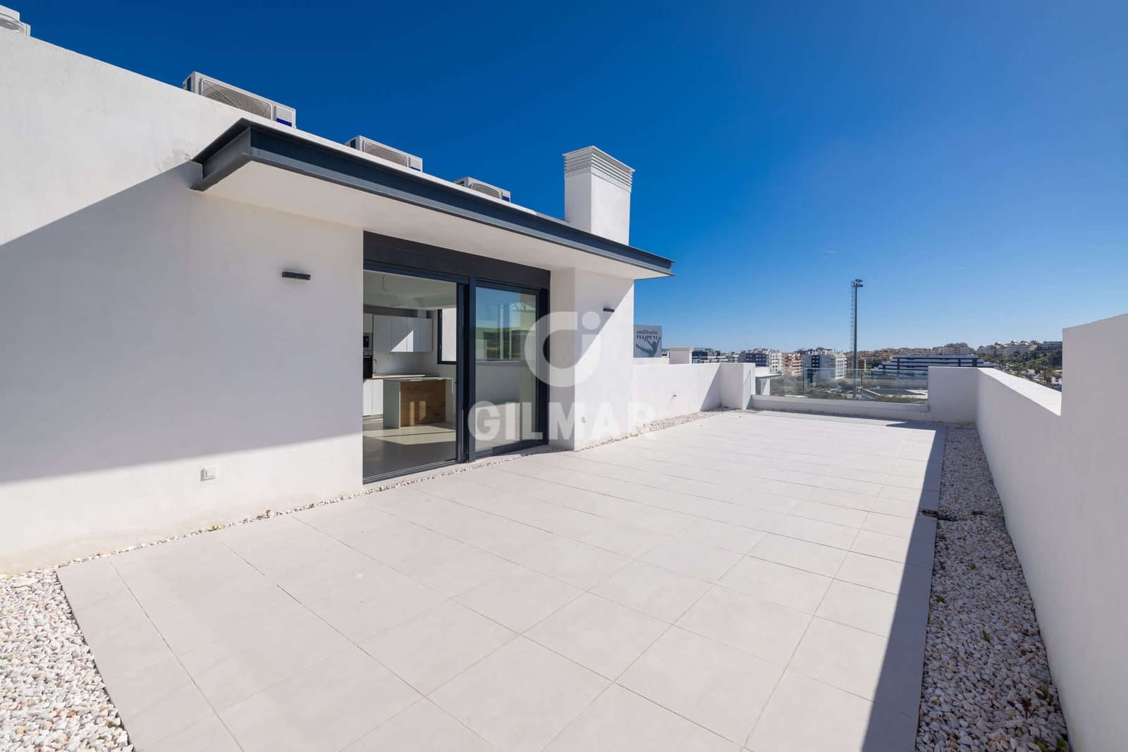 Ático de 2 habitaciones en Estepona en venta con garaje - 575.000 € (Ref: 9628008)