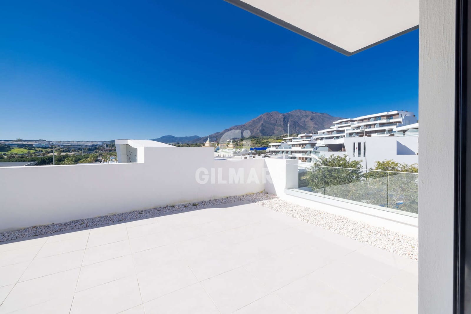 Ático de 2 habitaciones en Estepona en venta con garaje - 575.000 € (Ref: 9628008)