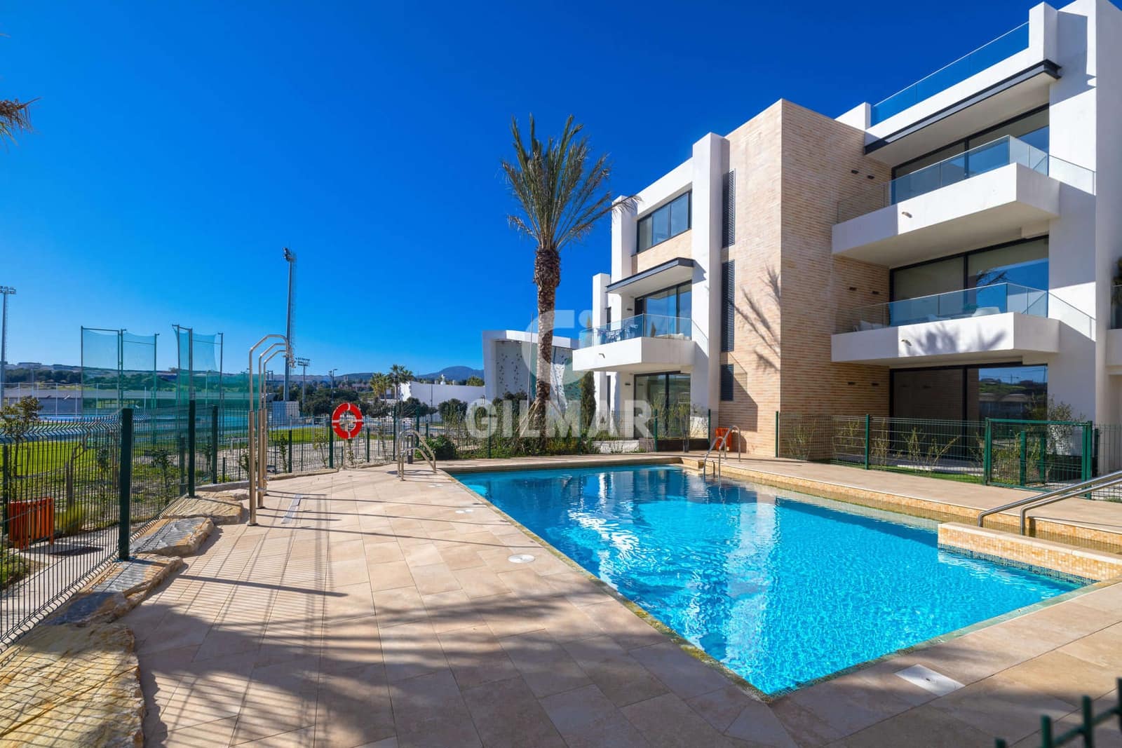 Ático de 2 habitaciones en Estepona en venta con garaje - 575.000 € (Ref: 9628008)