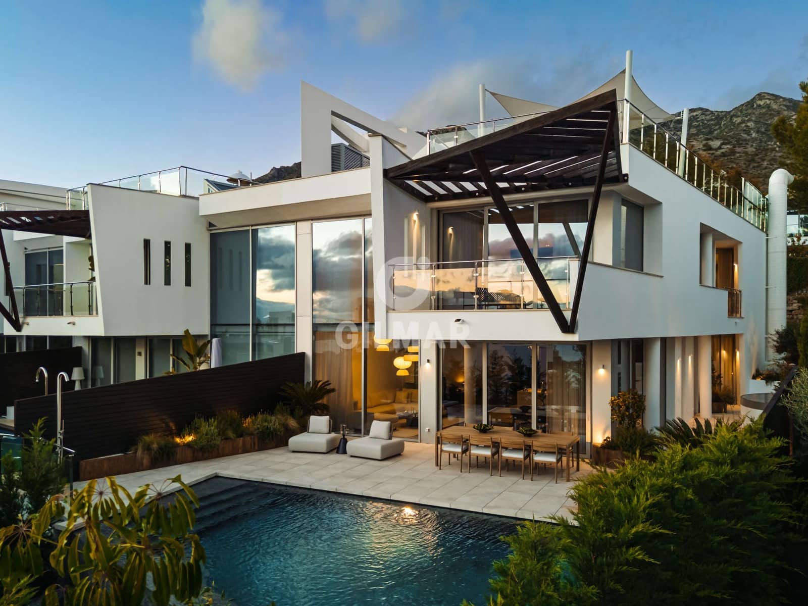 4 sovrum Semi-fristående Villa till salu i Golden Mile med pool garage - 3 950 000 € (Ref: 9629414)