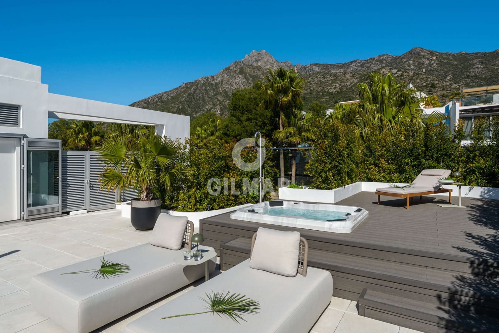 4 soveværelse Semi-Rækkehus til salg i Golden Mile med swimmingpool garage - € 3.950.000 (Ref: 9629414)