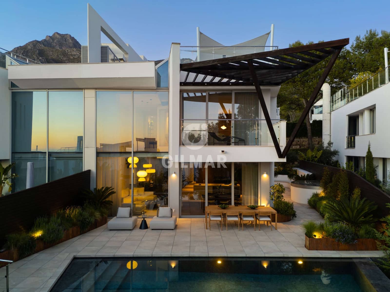 4 soveværelse Semi-Rækkehus til salg i Golden Mile med swimmingpool garage - € 3.950.000 (Ref: 9629414)