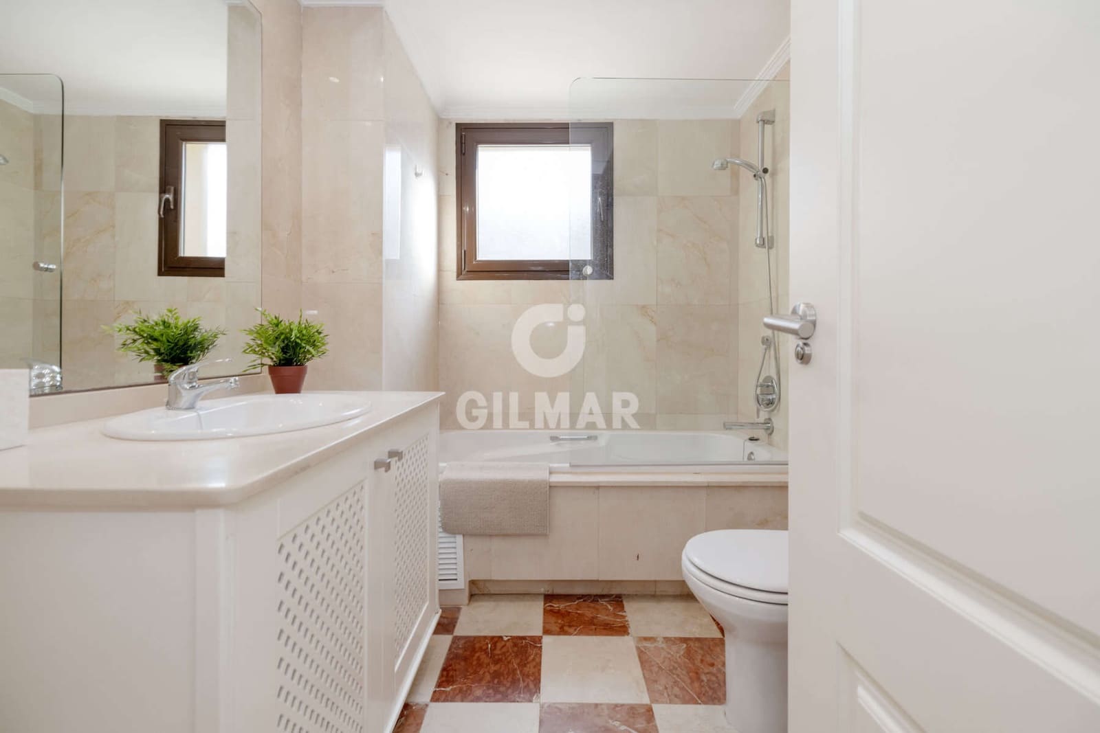 2 soverom Leilighet til salgs i Sotogrande med svømmebasseng garasje - € 525 000 (Ref: 9630586)