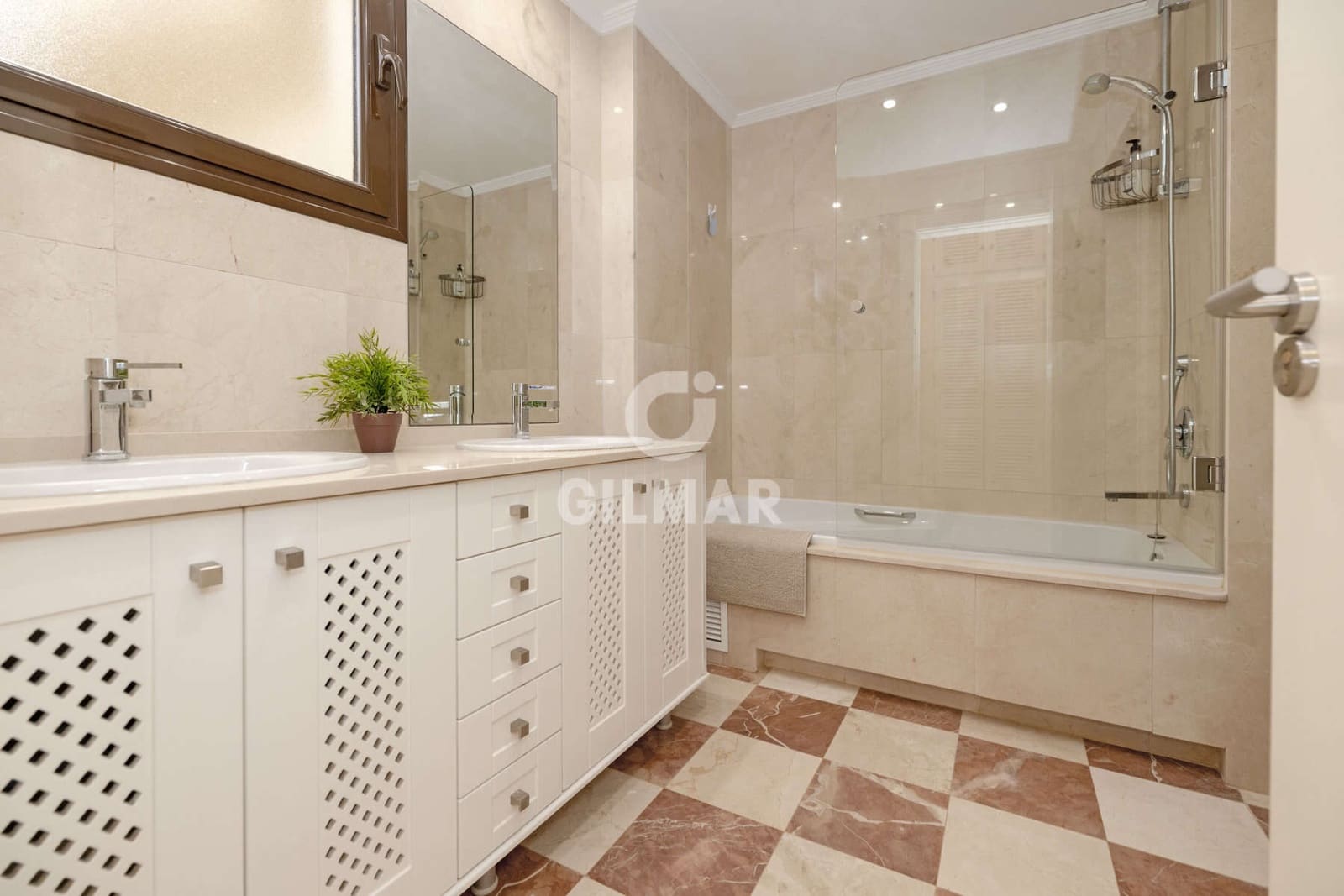 2 soverom Leilighet til salgs i Sotogrande med svømmebasseng garasje - € 525 000 (Ref: 9630586)