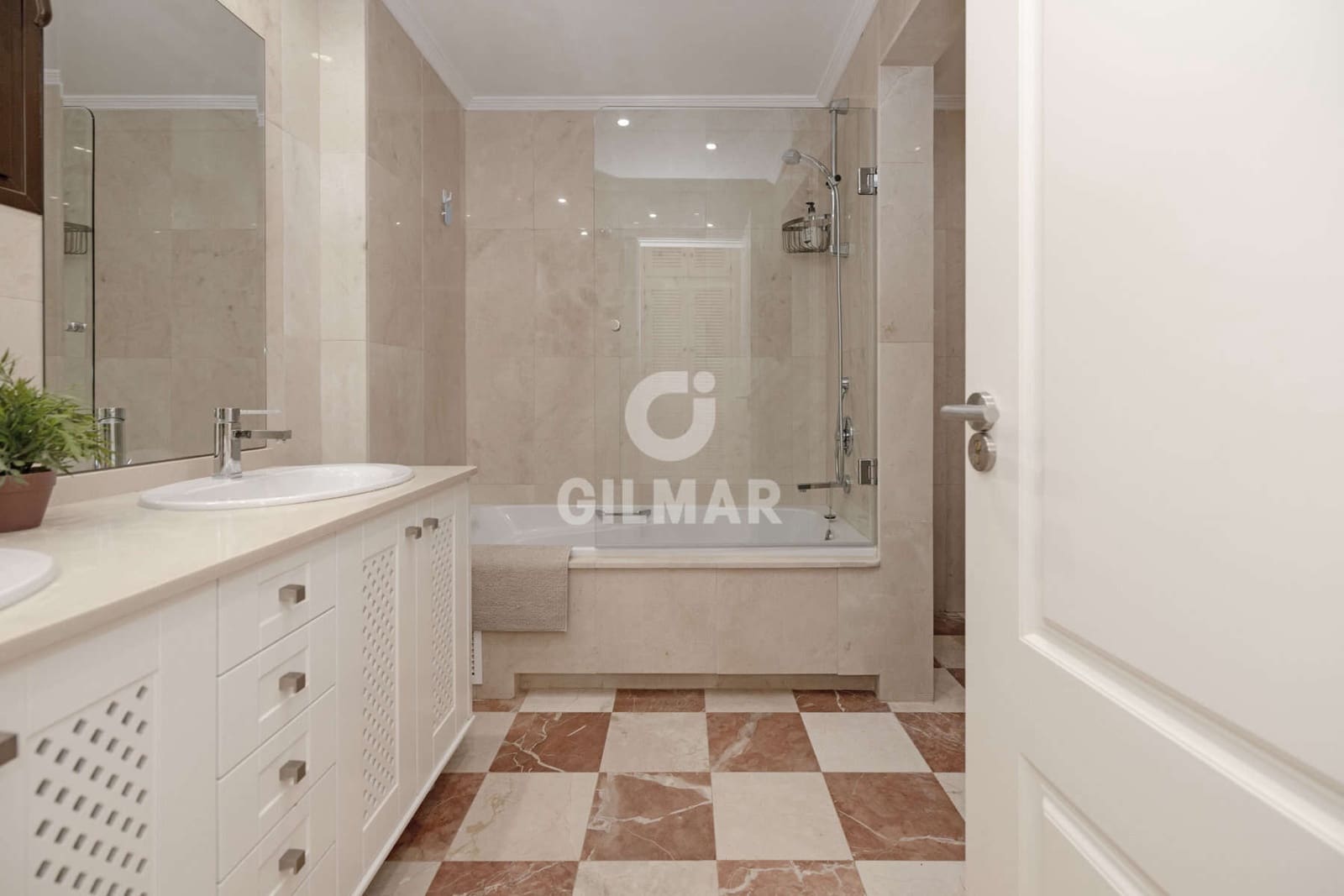 2 soverom Leilighet til salgs i Sotogrande med svømmebasseng garasje - € 525 000 (Ref: 9630586)