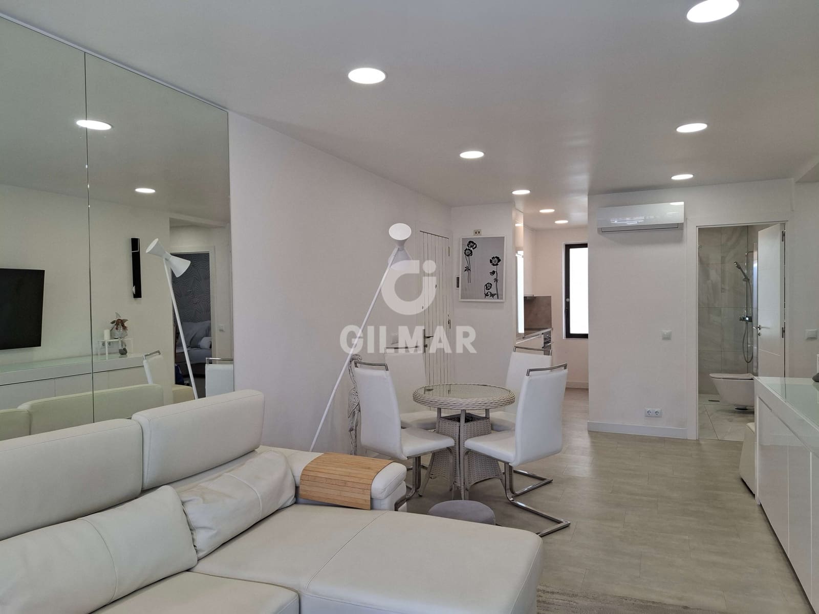Piso de 2 habitaciones en Playa de las Americas en venta con piscina - 550.000 € (Ref: 9631847)