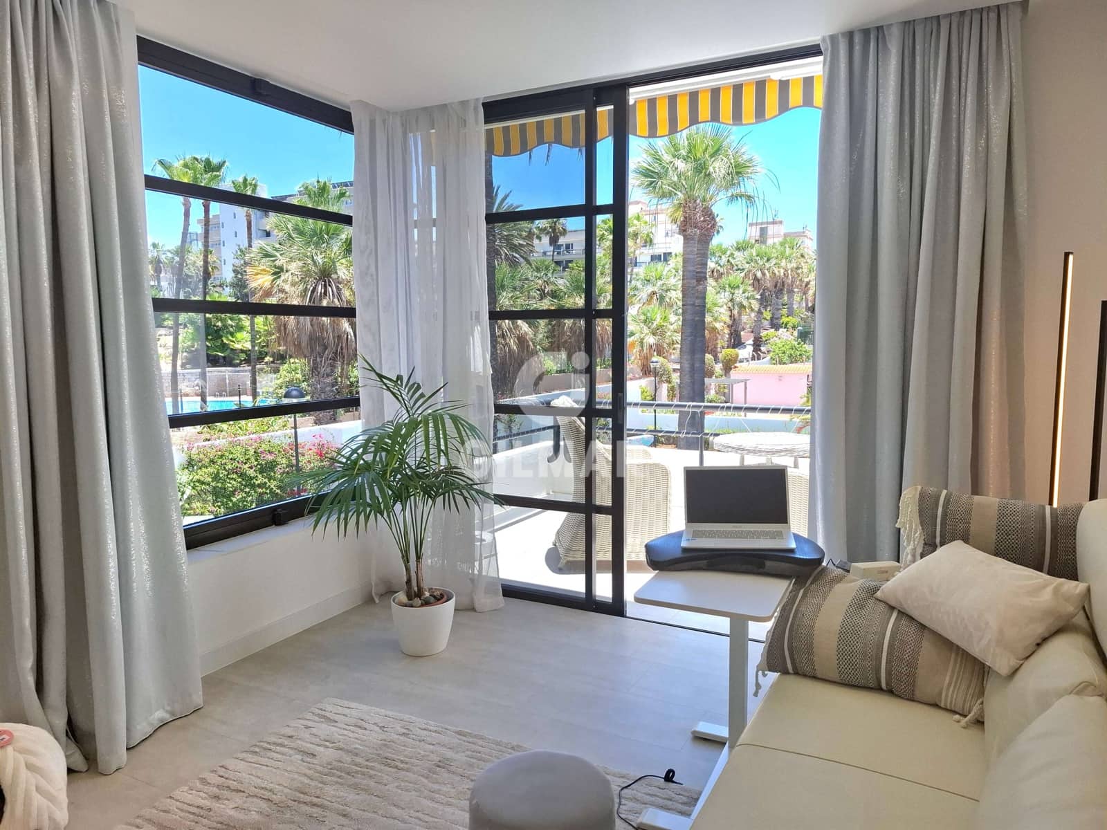 Piso de 2 habitaciones en Playa de las Americas en venta con piscina - 550.000 € (Ref: 9631847)