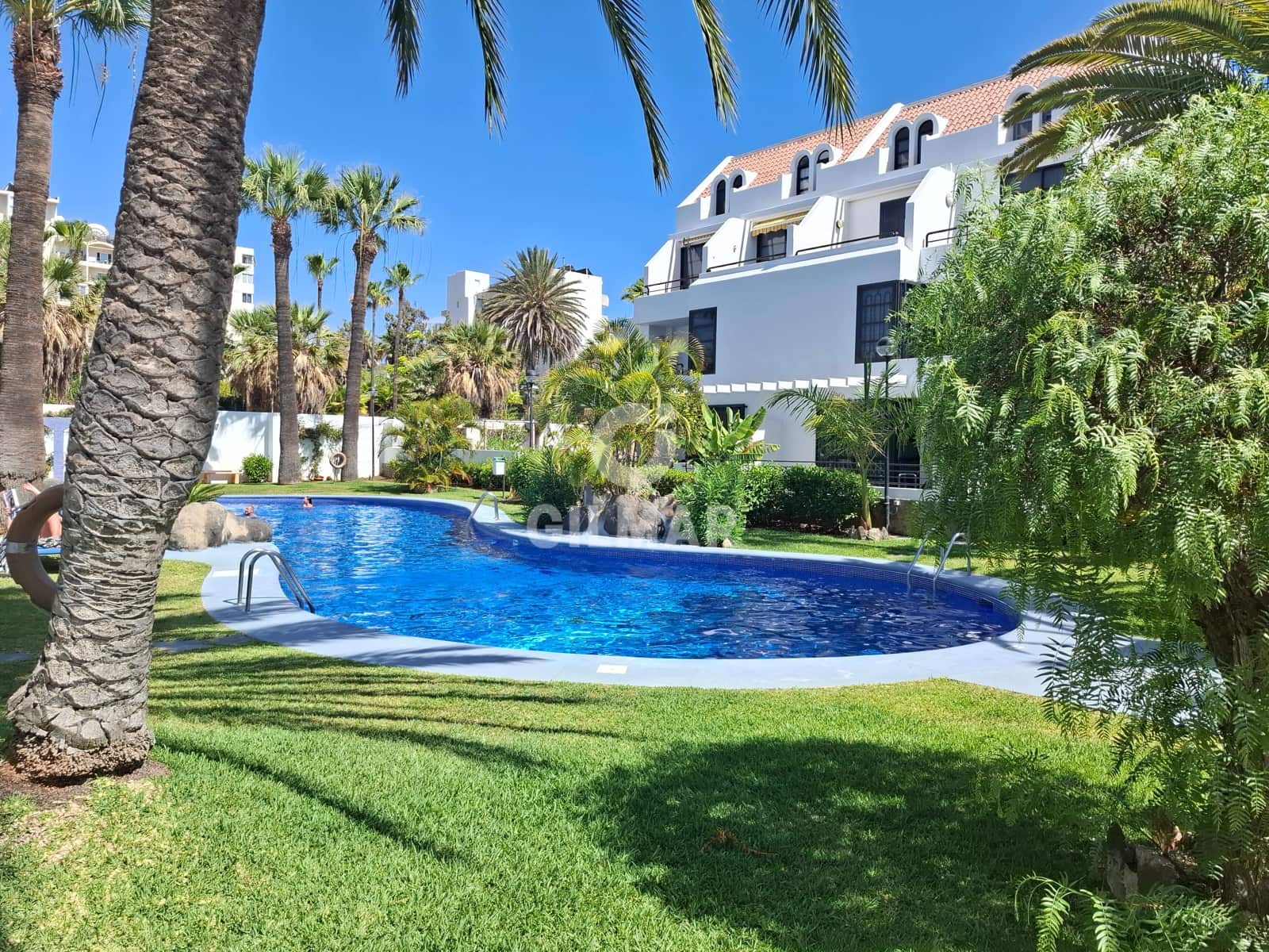 Piso de 2 habitaciones en Playa de las Americas en venta con piscina - 550.000 € (Ref: 9631847)