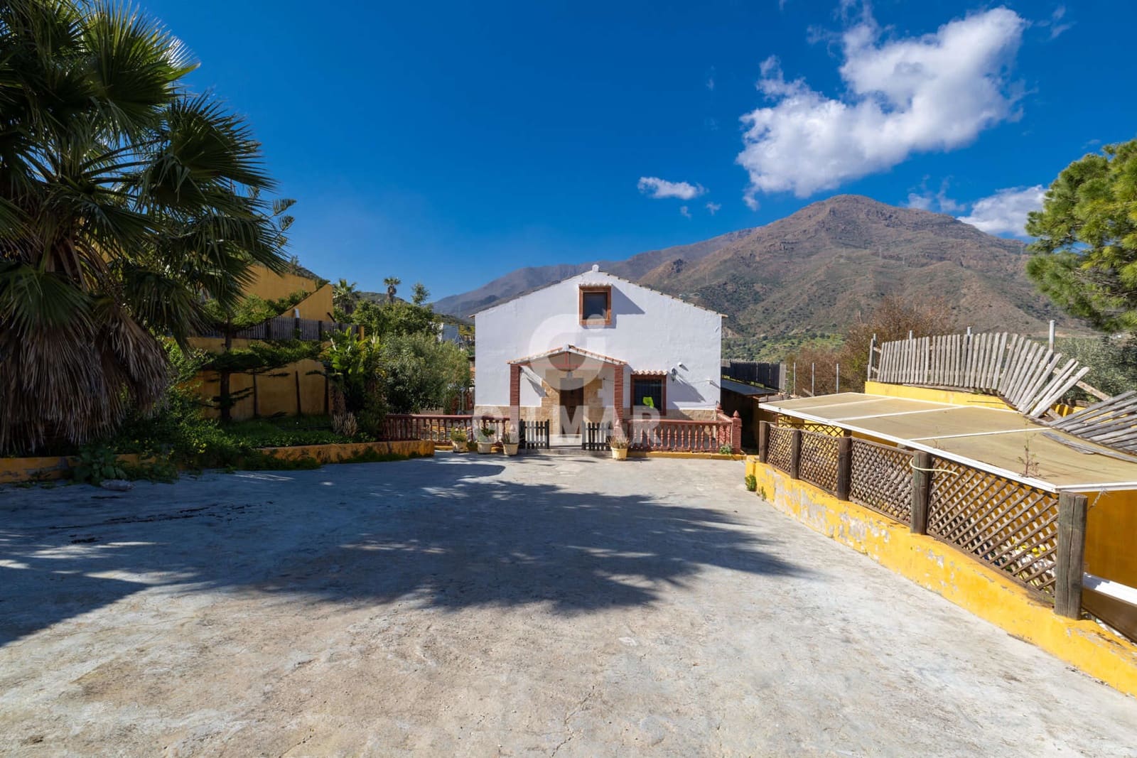 8 bedroom Villa for sale in Estepona with pool - € 1,170,000 (Ref: 9635165)