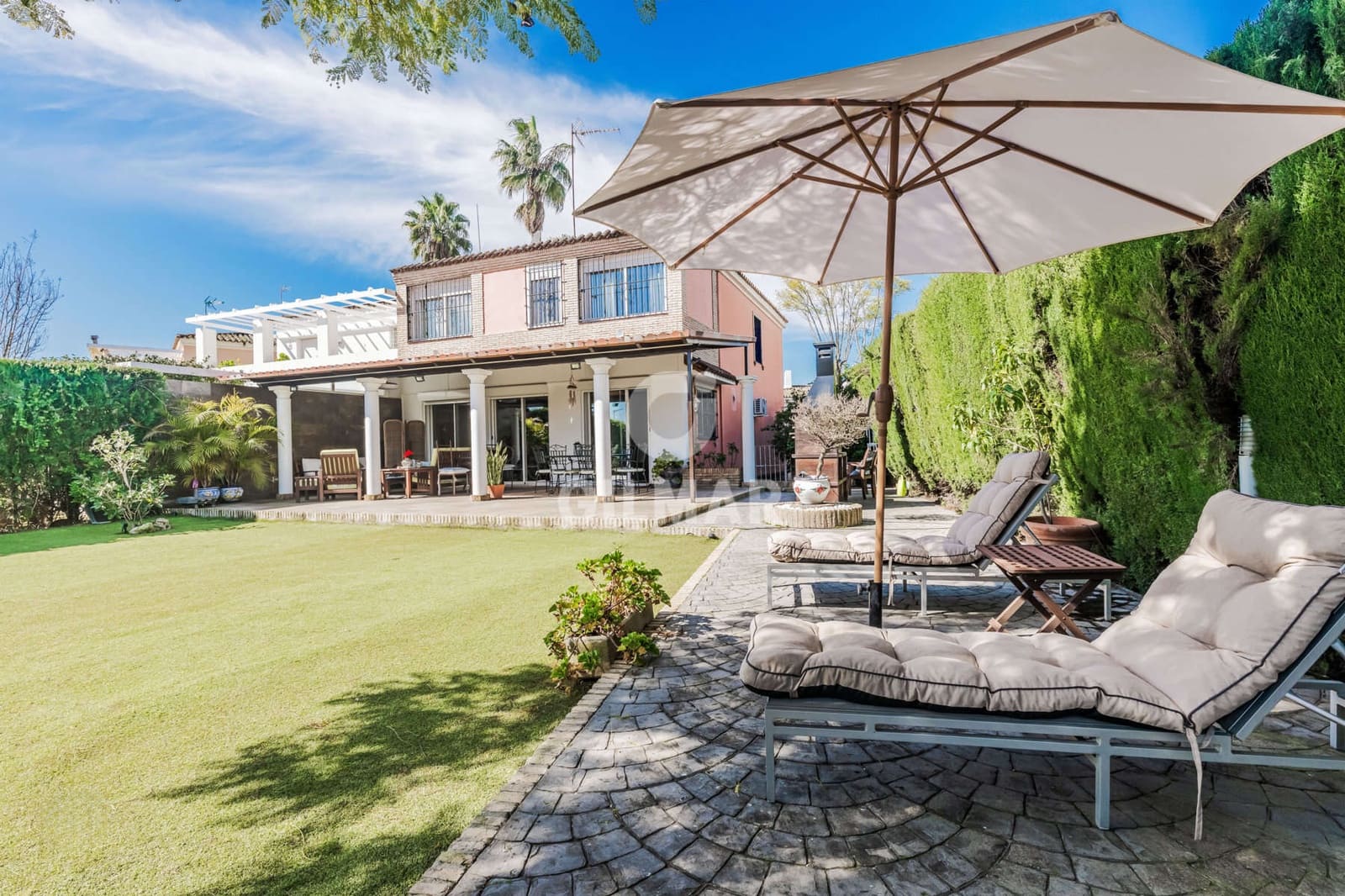 5 bedroom Semi-detached Villa for sale in Gelves with pool - € 550,000 (Ref: 9646435)