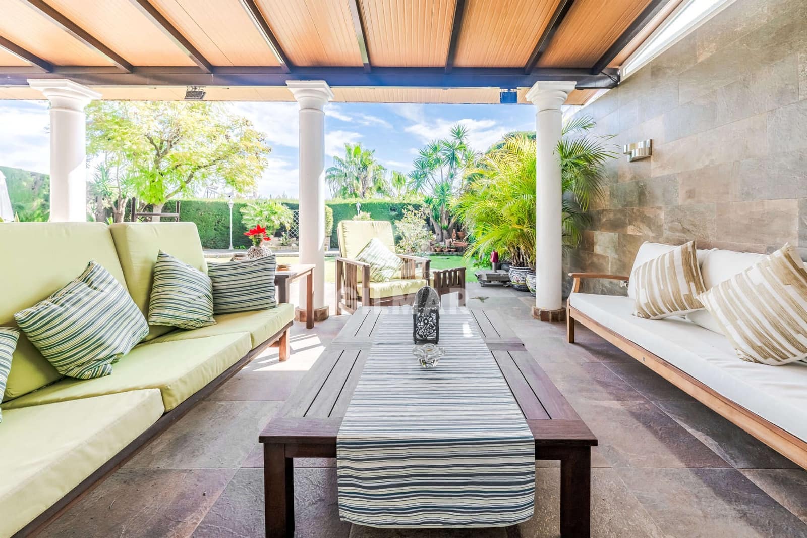 5 bedroom Semi-detached Villa for sale in Gelves with pool - € 550,000 (Ref: 9646435)