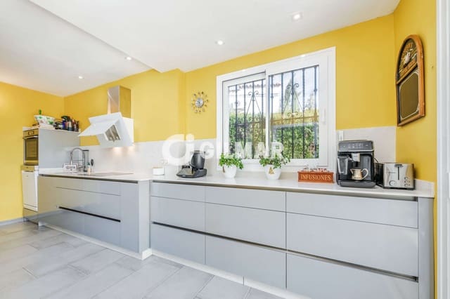 5 sypialnia Dom blizniak na sprzedaż w Gelves z basenem garażem - 515 000 € (Ref: 9646435)