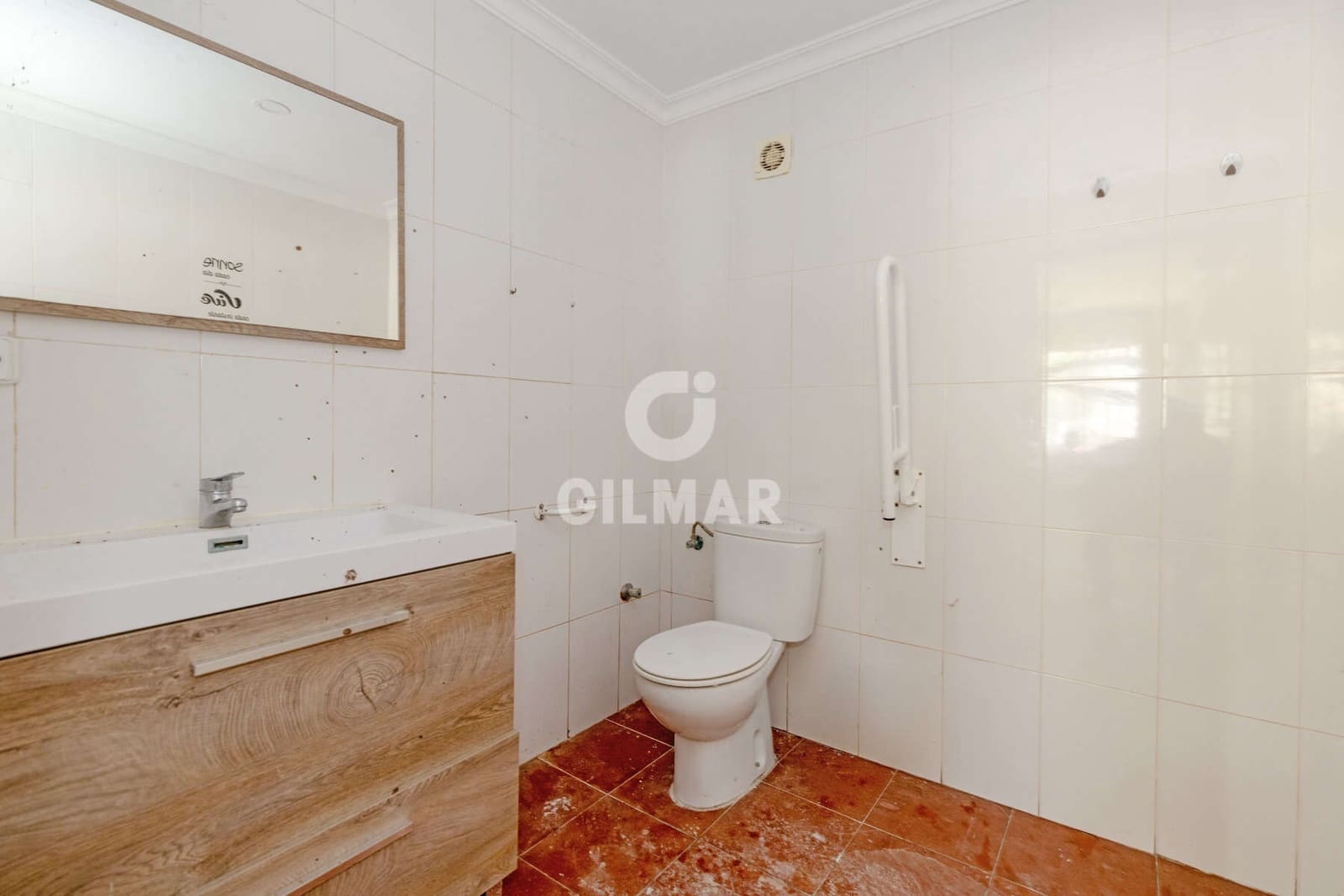 Kommersiell till salu i Estepona - 236 000 € (Ref: 9658017)