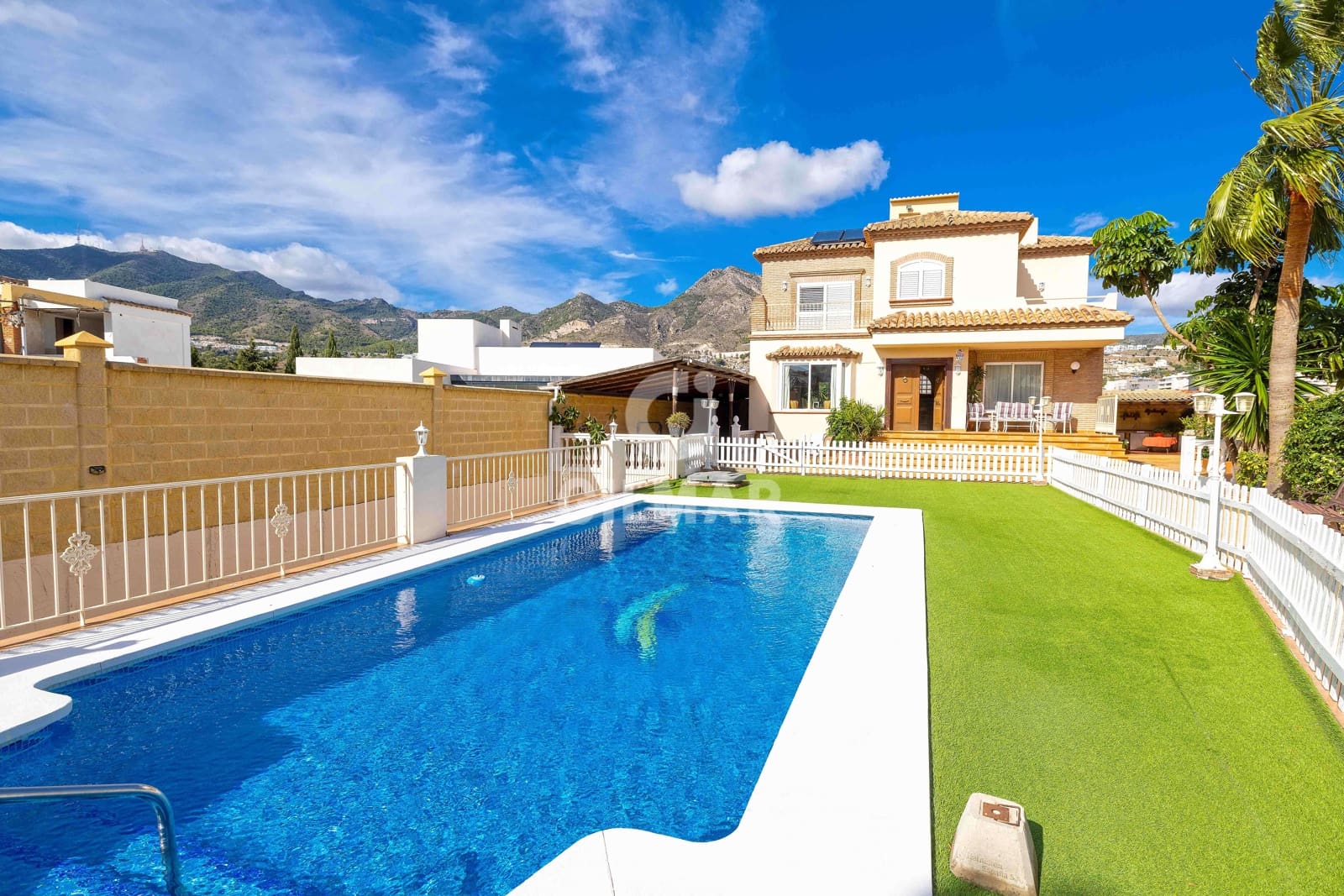 5 slaapkamer Villa te koop in Torrequebrada met zwembad - € 1.250.000 (Ref: 9659777)