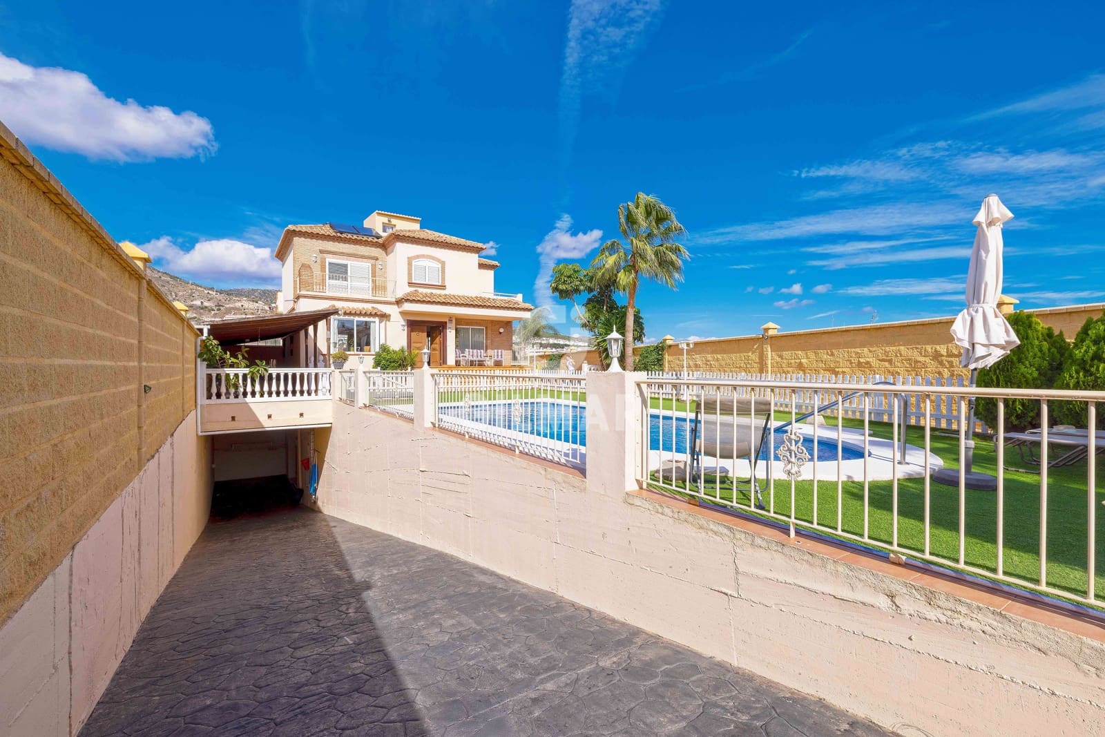 5 slaapkamer Villa te koop in Torrequebrada met zwembad - € 1.250.000 (Ref: 9659777)