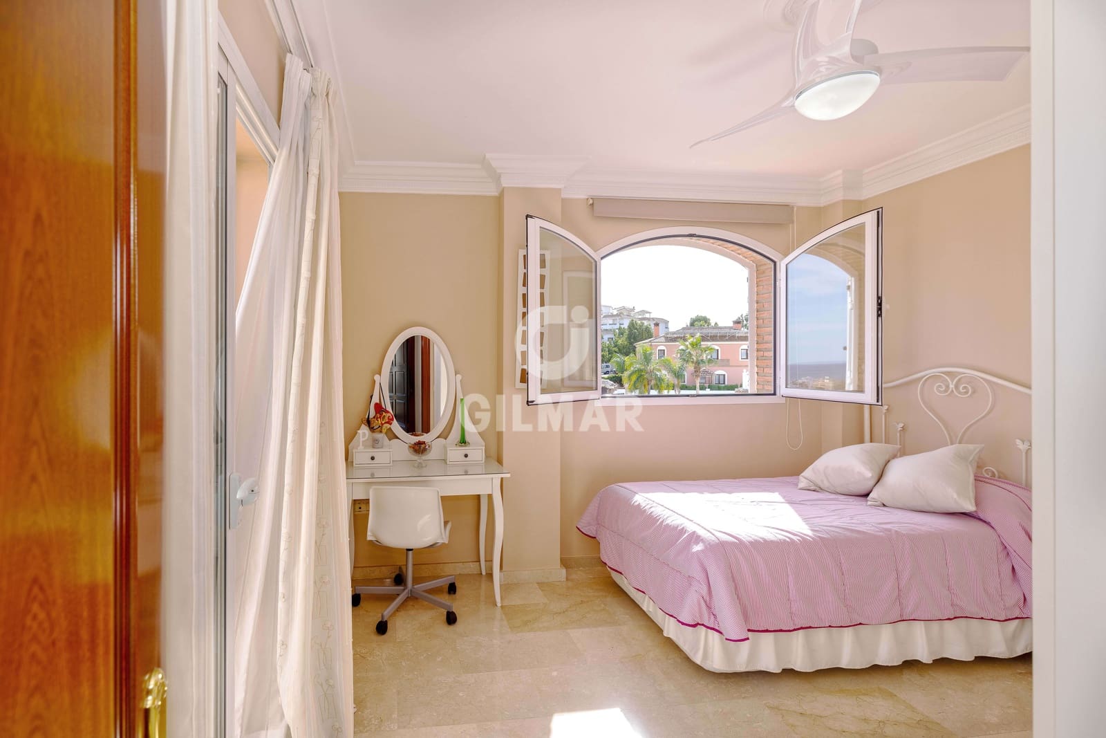 5 slaapkamer Villa te koop in Torrequebrada met zwembad - € 1.250.000 (Ref: 9659777)