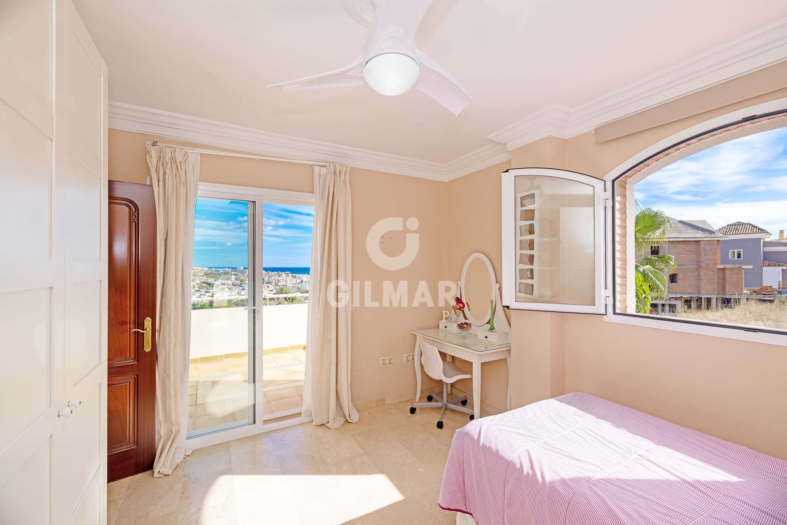 5 slaapkamer Villa te koop in Torrequebrada met zwembad - € 1.250.000 (Ref: 9659777)