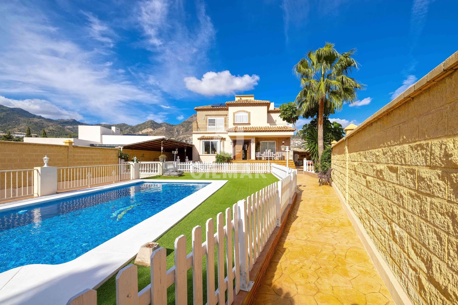 5 slaapkamer Villa te koop in Torrequebrada met zwembad - € 1.250.000 (Ref: 9659777)