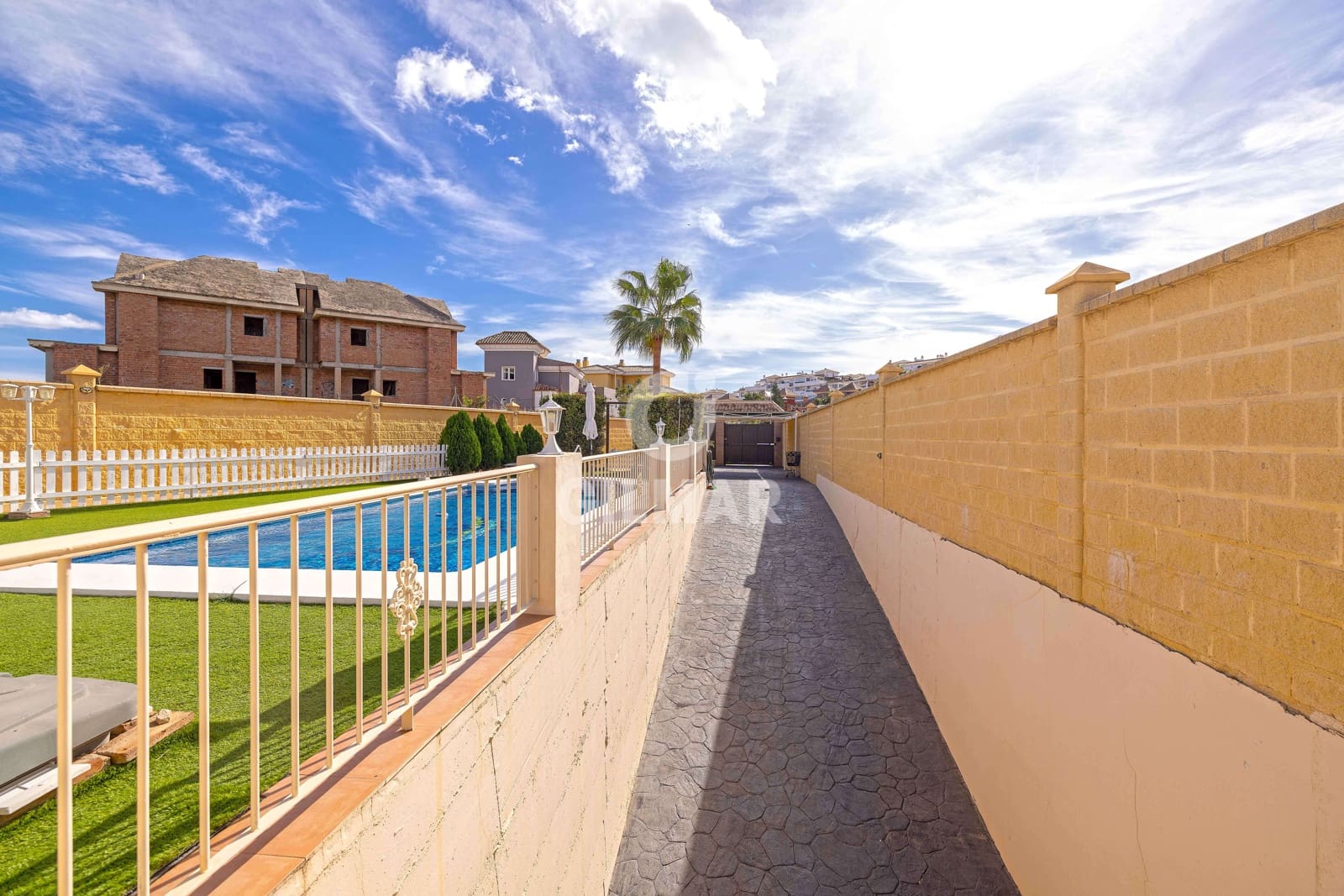 5 slaapkamer Villa te koop in Torrequebrada met zwembad - € 1.250.000 (Ref: 9659777)