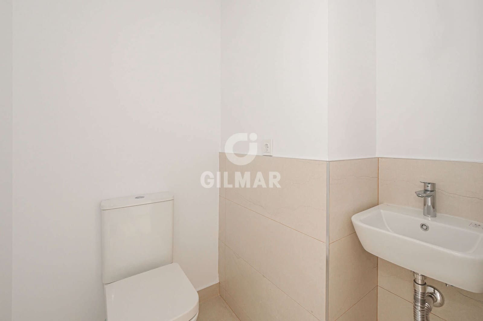 Piso de 4 habitaciones en Tomares en venta con piscina garaje - 415.000 € (Ref: 9669224)