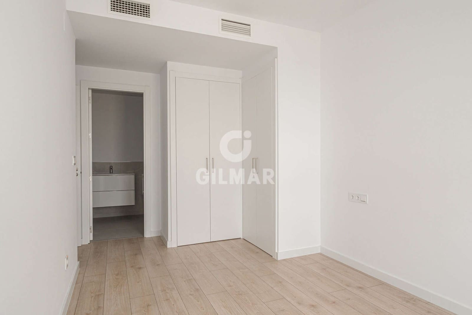 Piso de 4 habitaciones en Tomares en venta con piscina garaje - 415.000 € (Ref: 9669224)