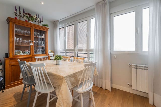 4 makuuhuone Asunto myytävänä paikassa La Paz, Madrid kaupunki mukana uima-altaan 
autotalli - 875 000 € (Ref: 9669238)