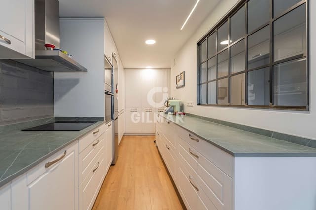 4 makuuhuone Asunto myytävänä paikassa La Paz, Madrid kaupunki mukana uima-altaan 
autotalli - 875 000 € (Ref: 9669238)