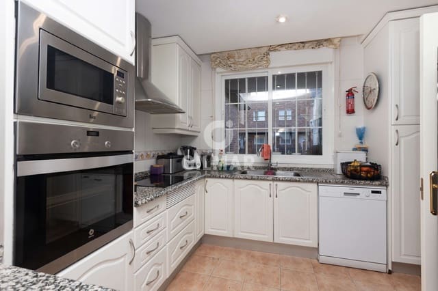 Pareado de 8 habitaciones en Majadahonda en venta con piscina garaje - 1.400.000 € (Ref: 9669240)